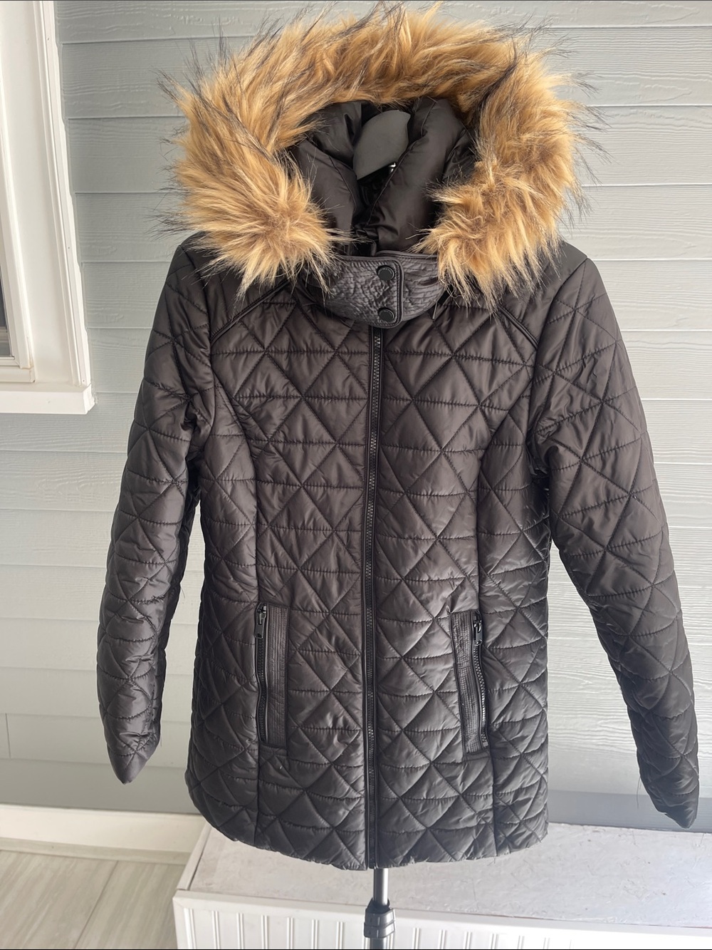 Quilted Hooded Puffer Coat with Faux-Fur Trim in Black Size Medium